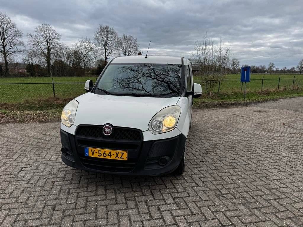Fiat Doblo C 1.4 70KW 2012, Benzine, Auto's, Bestelauto's, Voorwielaandrijving, Euro 5, Stof, Zwart