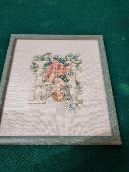 schilderij geborduurde engel en letter h, Huis en Inrichting, Woonaccessoires | Schilderijen, Tekeningen en Foto's, Ophalen of Verzenden