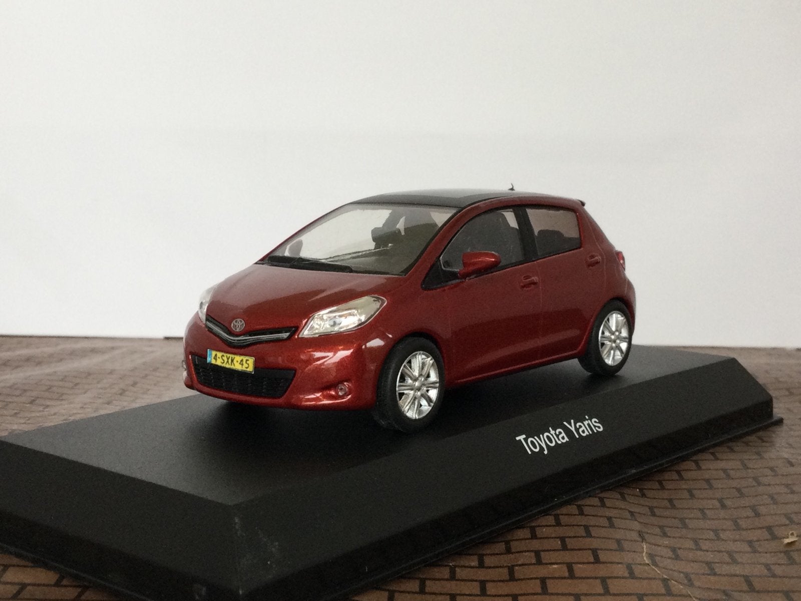 Toyota Yaris 5-Drs 2014 Ruby Red Kyosho 1:43, Hobby en Vrije tijd, Modelauto's | 1:43, Ophalen of Verzenden, Nieuw, Auto, Kyosho