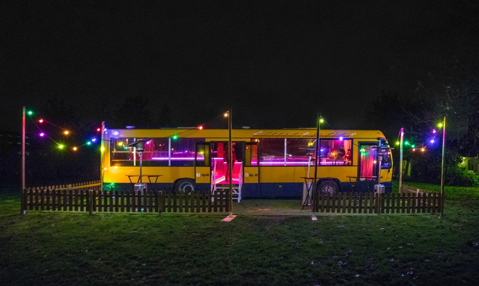 Unieke feestbus, festivalbus, partybus, lijnbus, mobiel café, Auto's, Achterwielaandrijving, Geel, Diesel, Particulier
