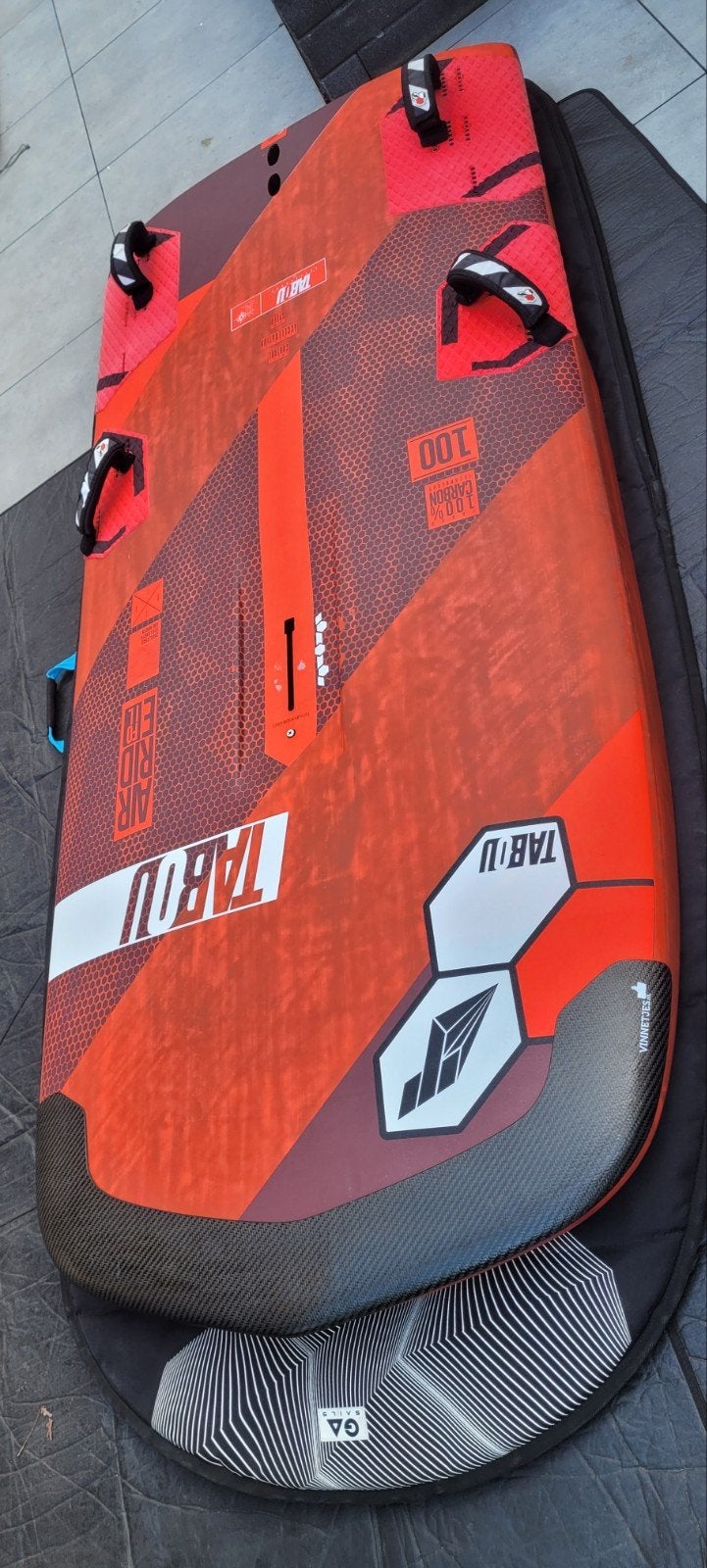 Tabou Airride plus 100 windfoilboard ZGAN, Watersport en Boten, Windsurfen, Ophalen, Zo goed als nieuw, Plank