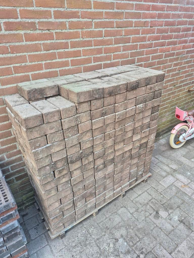 Gratis af te halen: ongeveer 350 gebruikte klinkers, Tuin en Terras, Ophalen