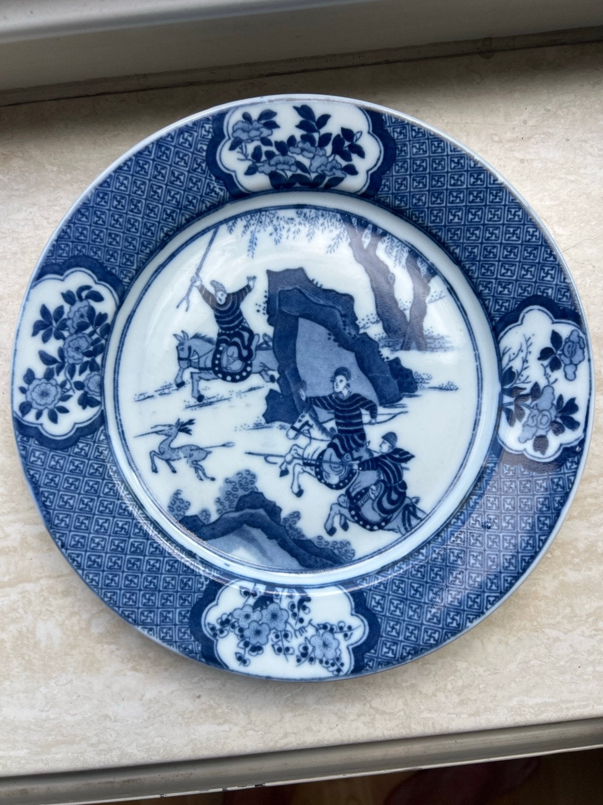 PORCELAIN PLATE CHINA HUNTING SCENE, CHENGHUA MARK KANGXI, Ophalen of Verzenden
