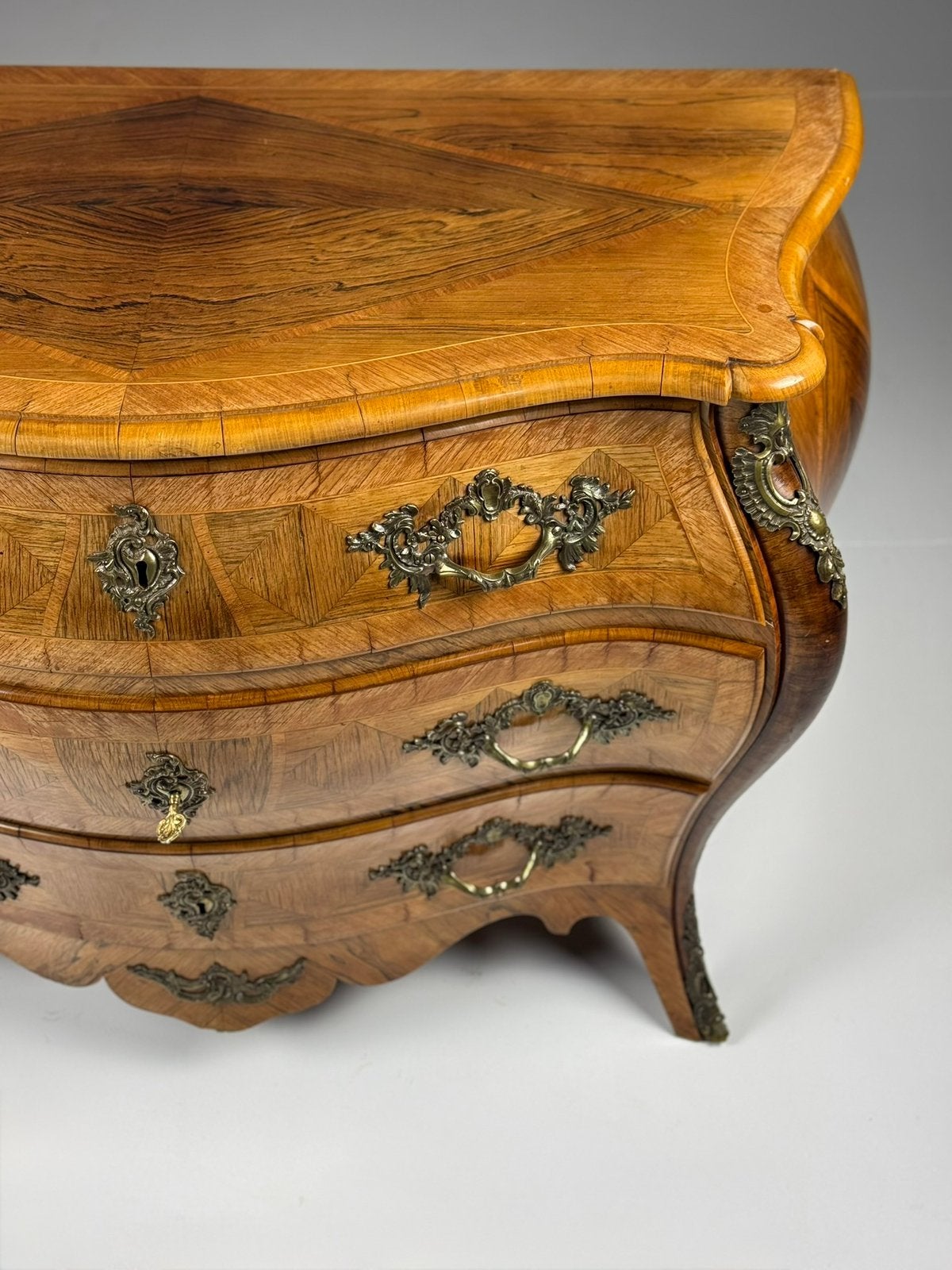 Zweedse Rococo commode 18e eeuw, Ophalen of Verzenden, Zo goed als nieuw, 3 of 4 laden, Minder dan 100 cm