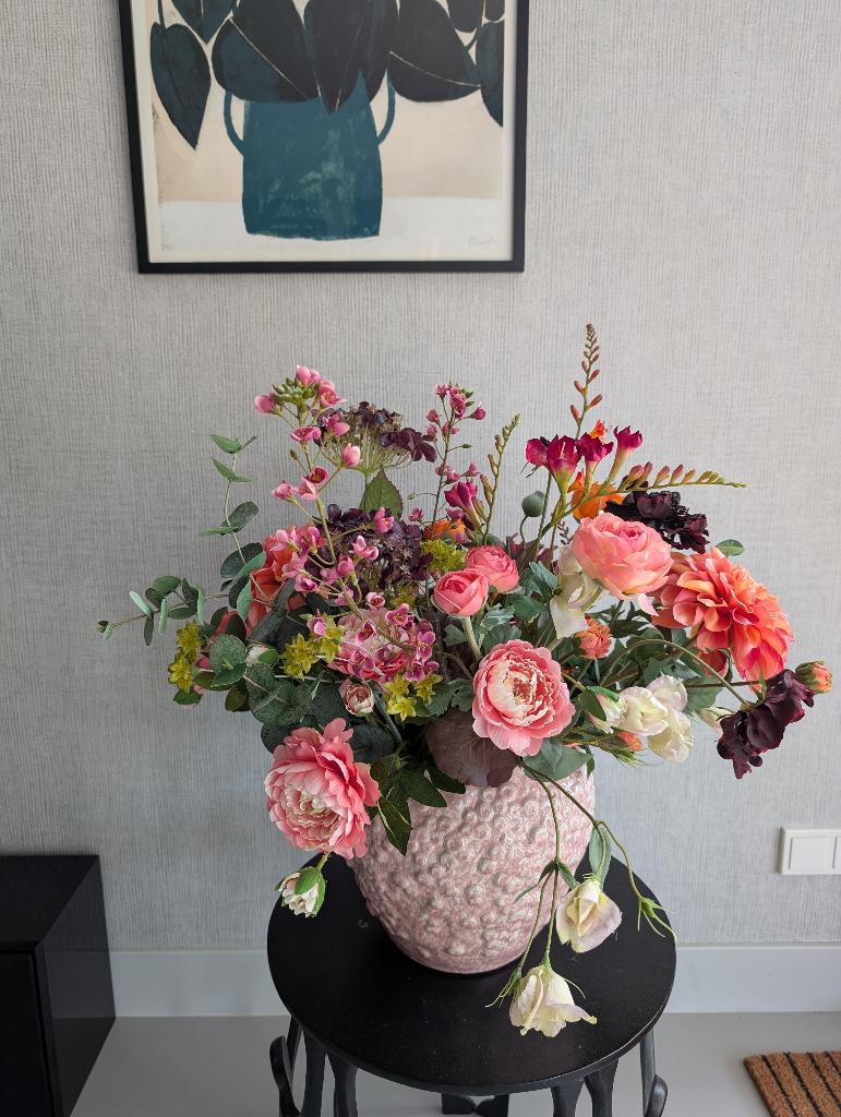 Prachtig boeket zijden bloemen in vaas, Roze, Silk-ka, Ophalen of Verzenden, Inclusief kunstbloemen