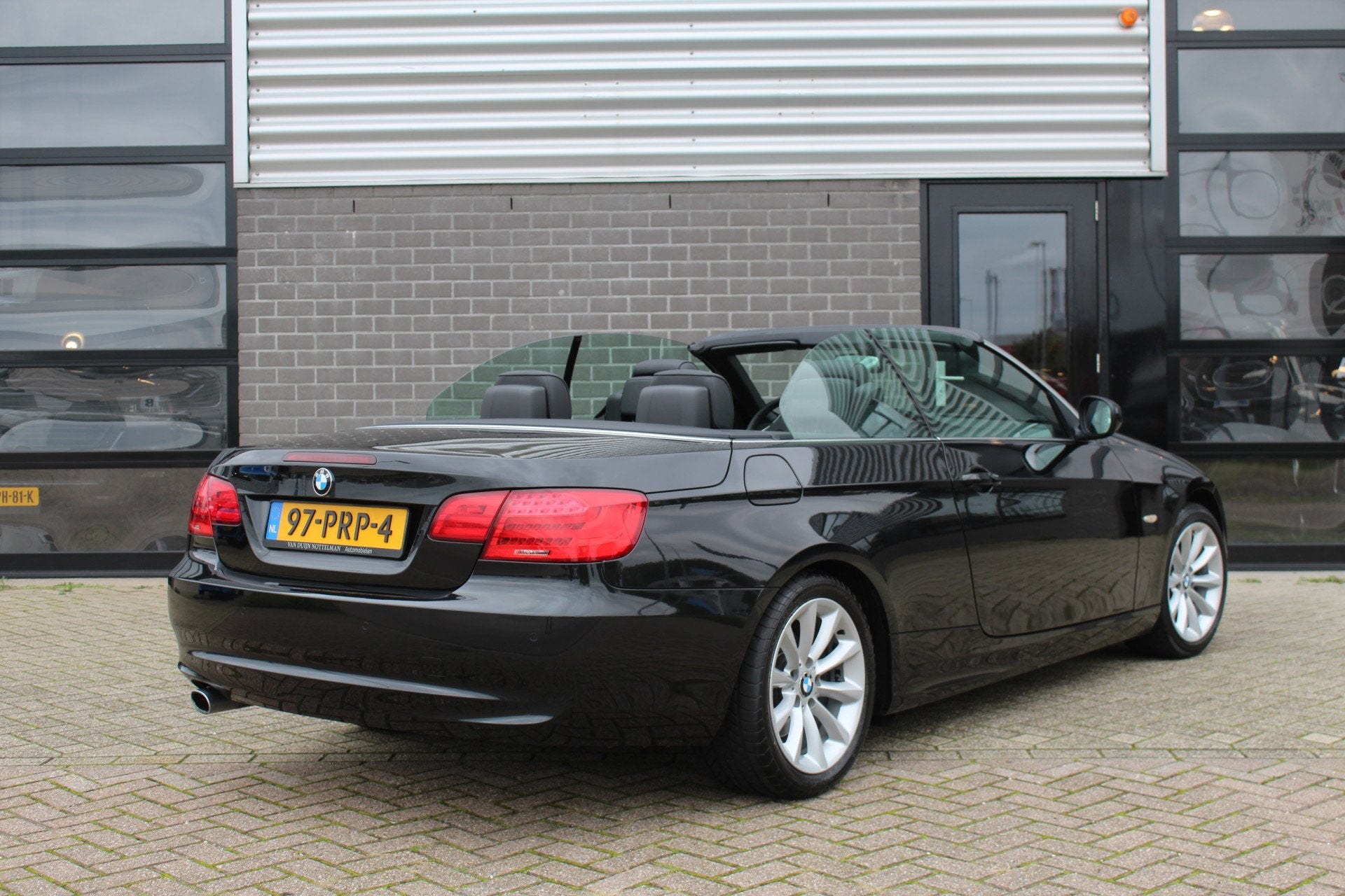 BMW 3 Serie Cabrio 320i High Executive / Leer / Xenon / 1ste, Achterwielaandrijving, 4 cilinders, 4 stoelen, Zwart