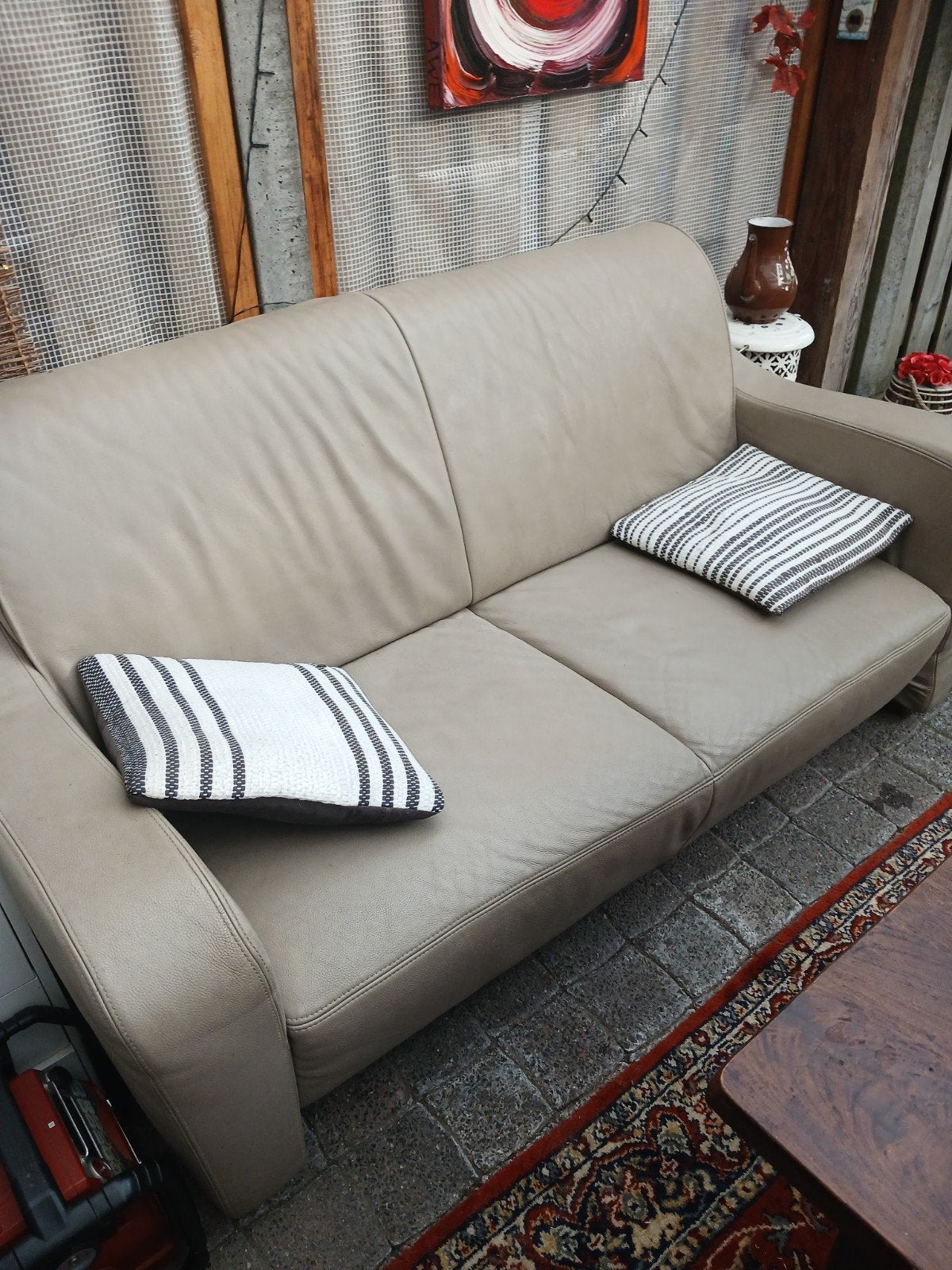 Comfortabele 2-zitsbank van beige leer, Gebruikt, 150 tot 200 cm, Tweepersoons, Ophalen of Verzenden