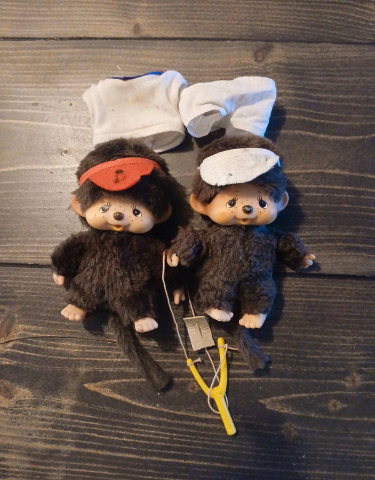 2 vintage monchhichi poppetjes. Sekiguchi, Ophalen of Verzenden, Zo goed als nieuw, Kleertjes