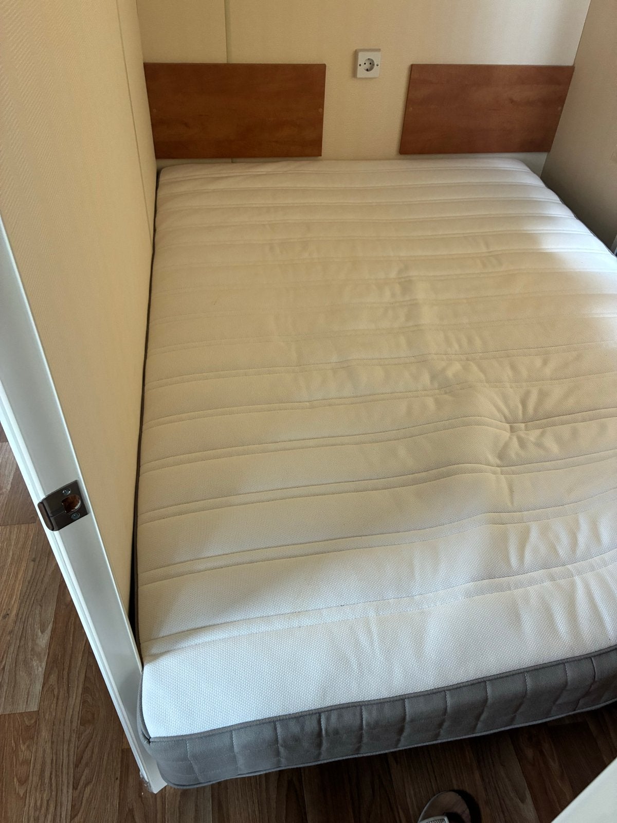 Tweepersoonsbed met IKEA Hamarvik matras en lattenbodem, Gebruikt, Wit, Twijfelaar, 200 cm
