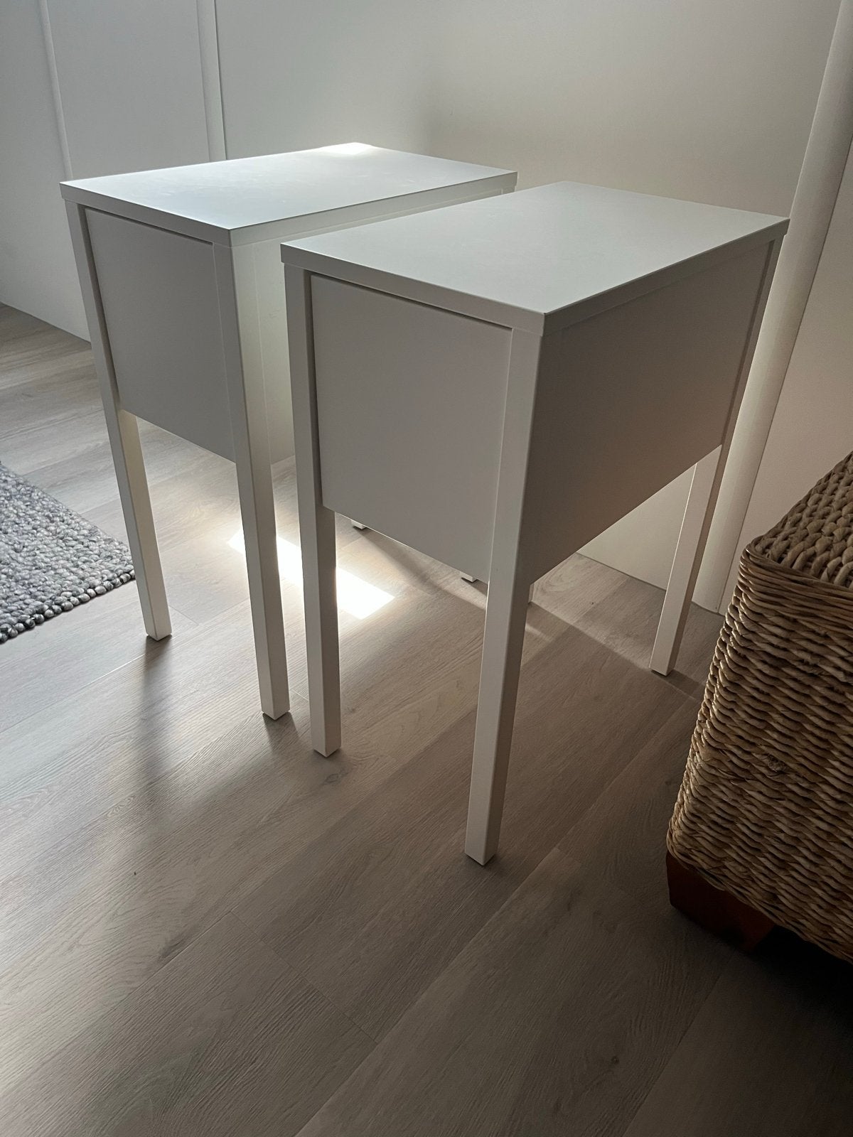 Twee witte IKEA nachtkastjes - 67x30x50cm, Ophalen, Gebruikt, Minder dan 45 cm, 55 tot 70 cm