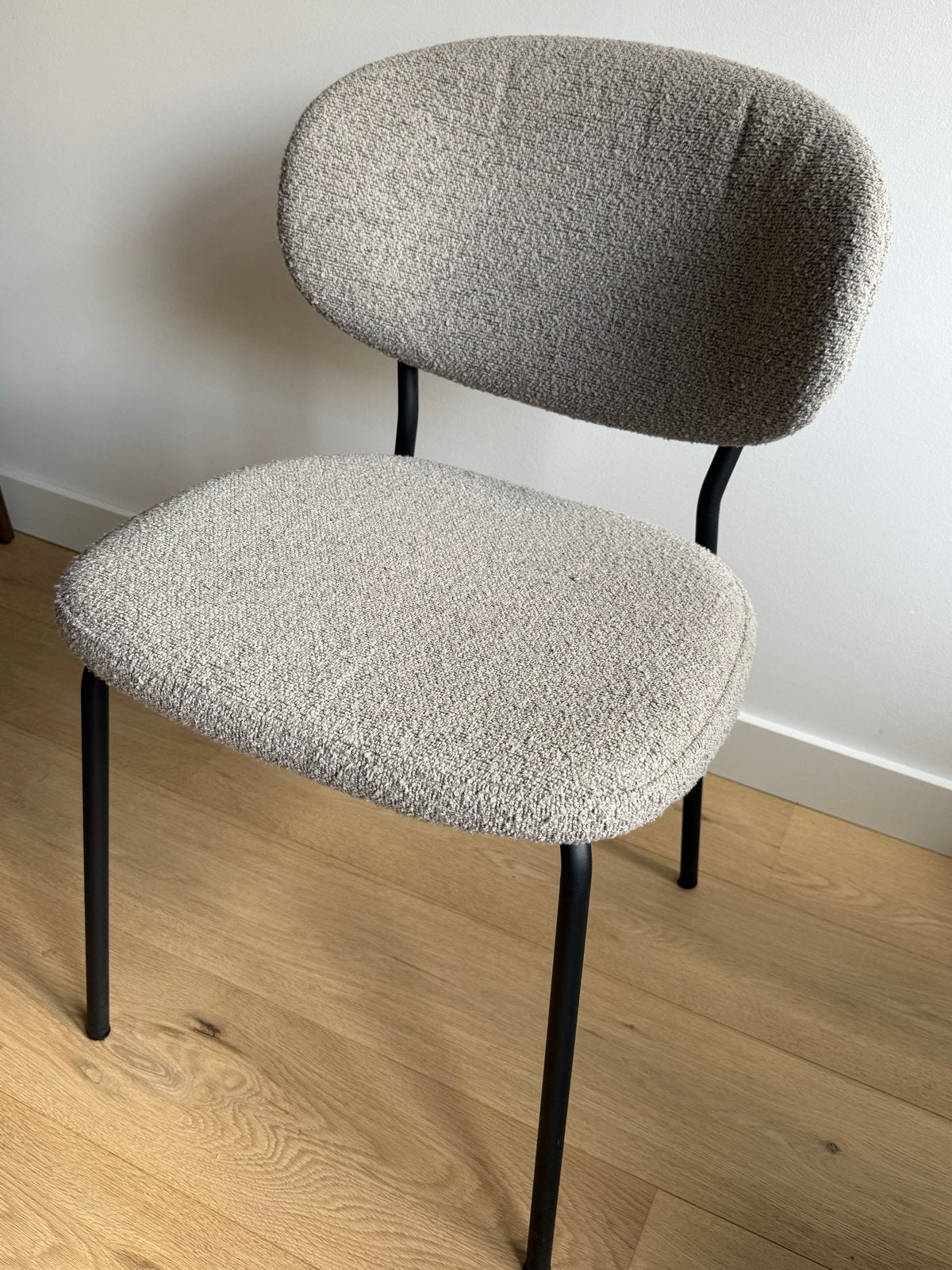 4 moderne eetkamerstoelen met bouclé stof en metalen poten, Huis en Inrichting, Stoelen, Ophalen of Verzenden, Zo goed als nieuw