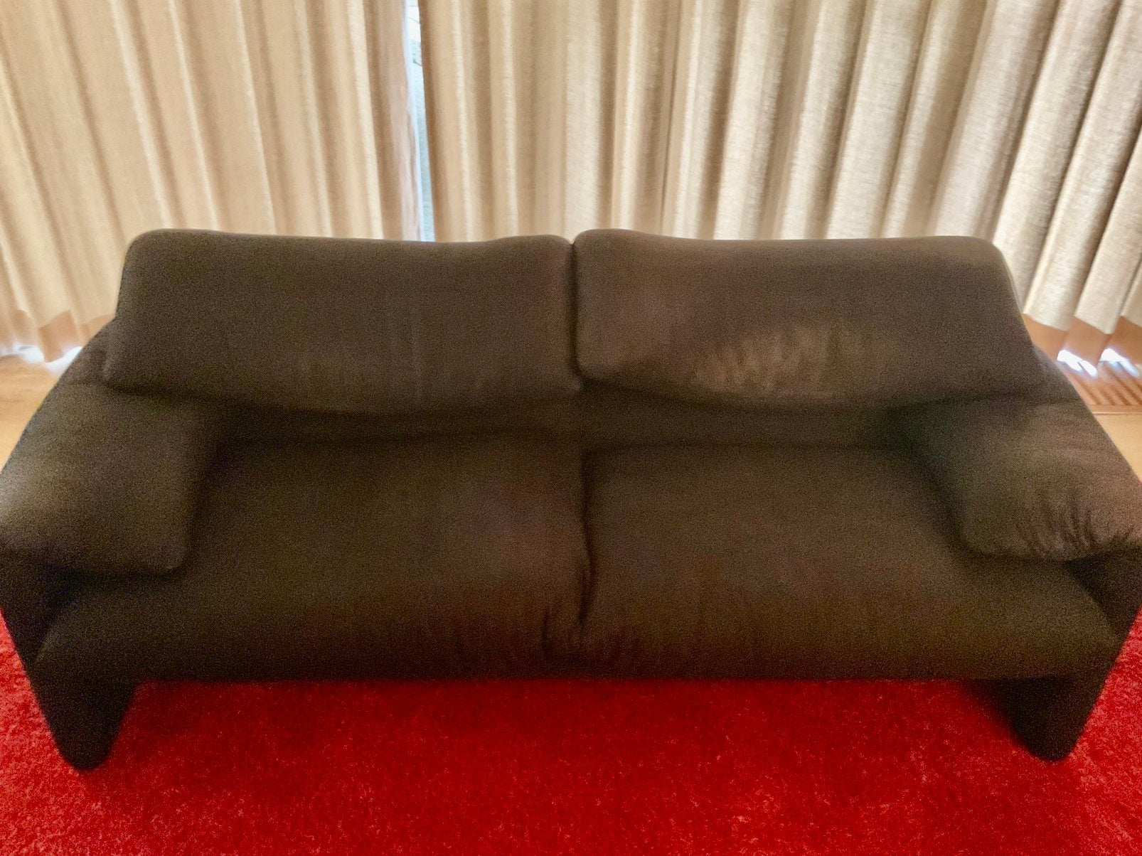Cassina Maralunga tweezitsbank. In zwart linnen bekleding, Ophalen