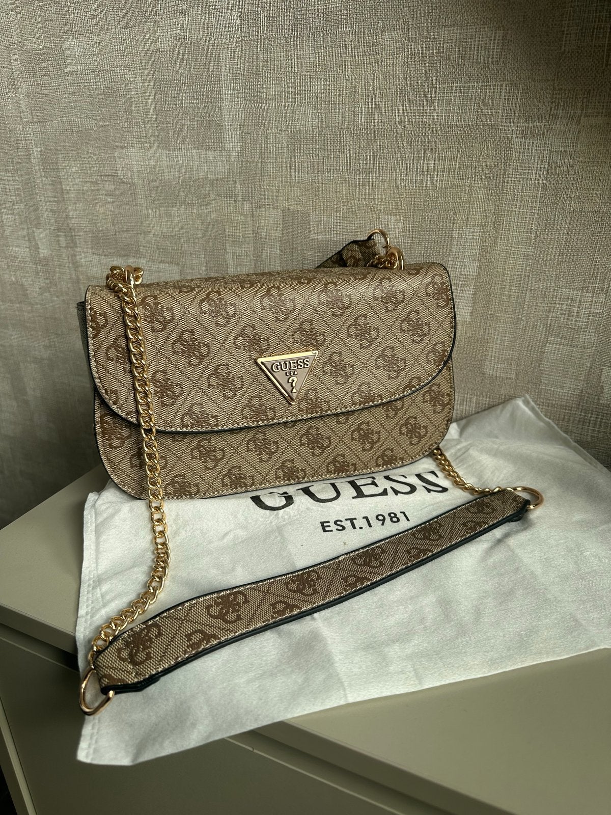 Nieuwe Guess tas - Stijlvolle schoudertas met monogram, Ophalen of Verzenden, Nieuw, Bruin, Schoudertasje