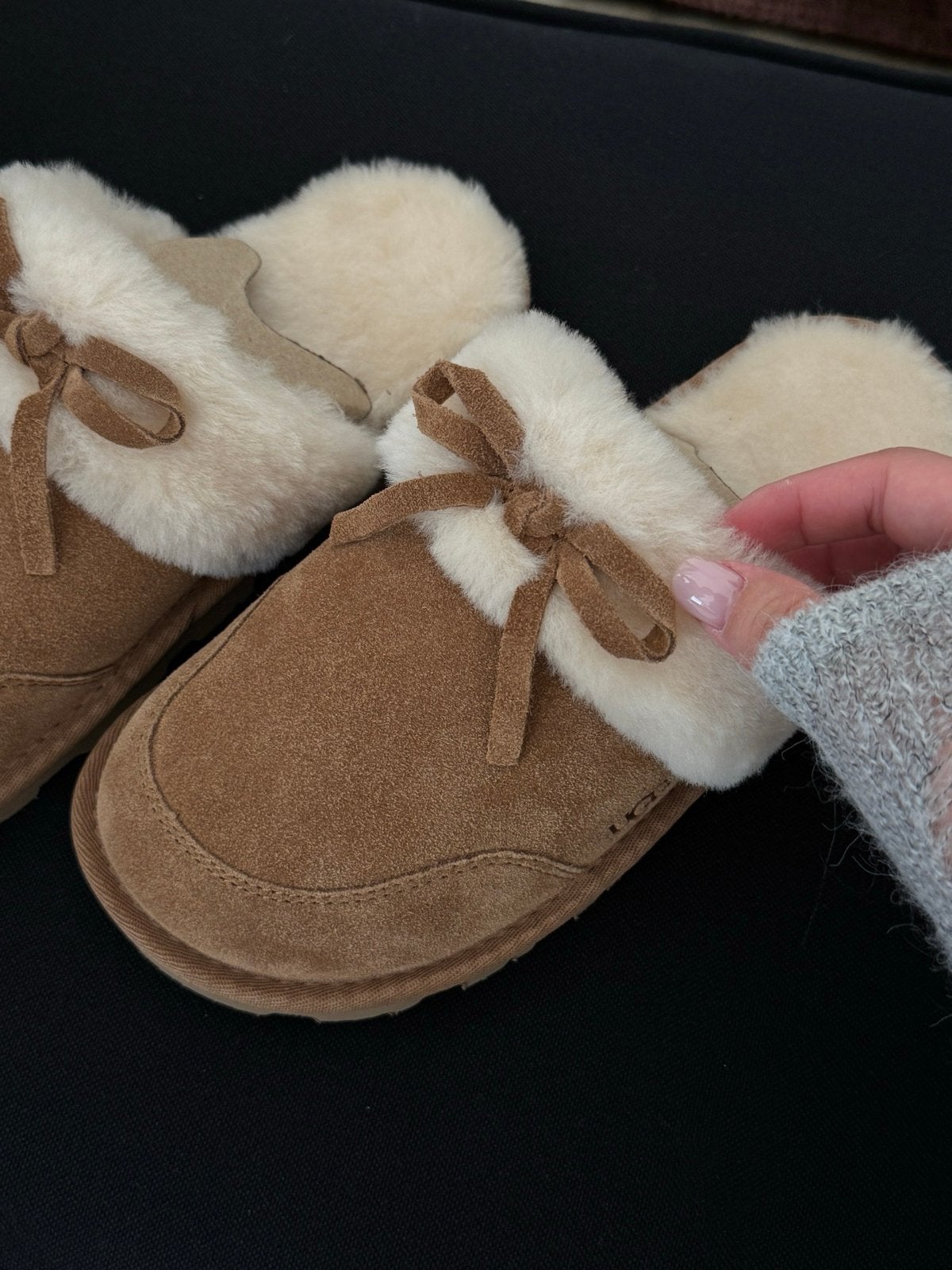 Comfortabele UGG Pantoffels met Strik - Diverse Kleuren, Verzenden, Zo goed als nieuw, Bruin, Pantoffels of Sloffen