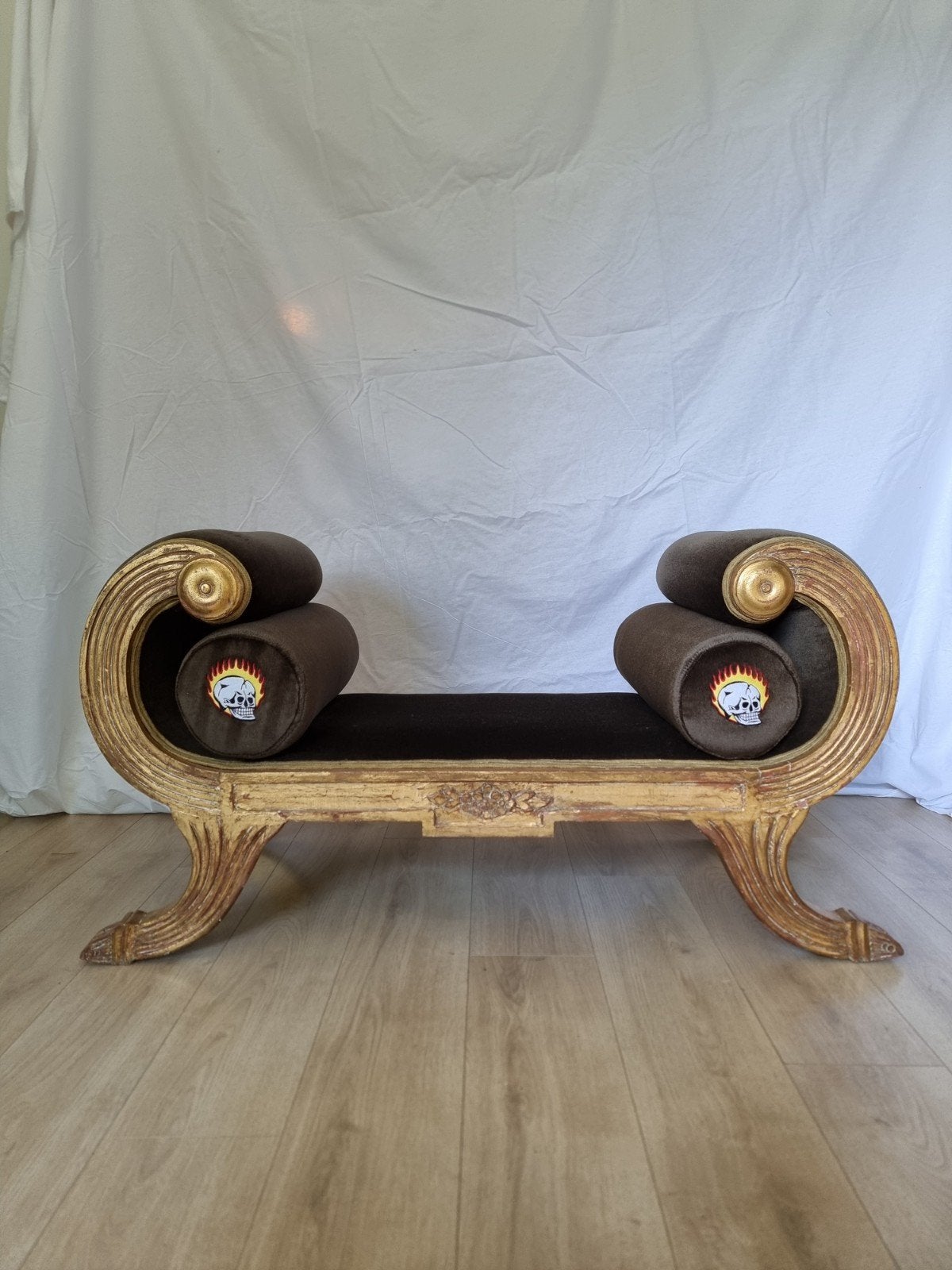 Unieke bank, nieuw gestoffeerd met tattoo design, Antiek en Kunst, Antiek | Meubels | Stoelen en Banken, Ophalen