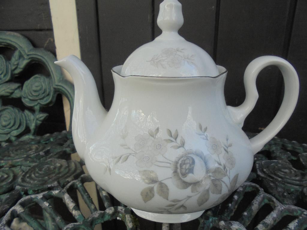 Theepot Bohemia grijs bloemboeket met roos- zilveren rand, Ophalen of Verzenden
