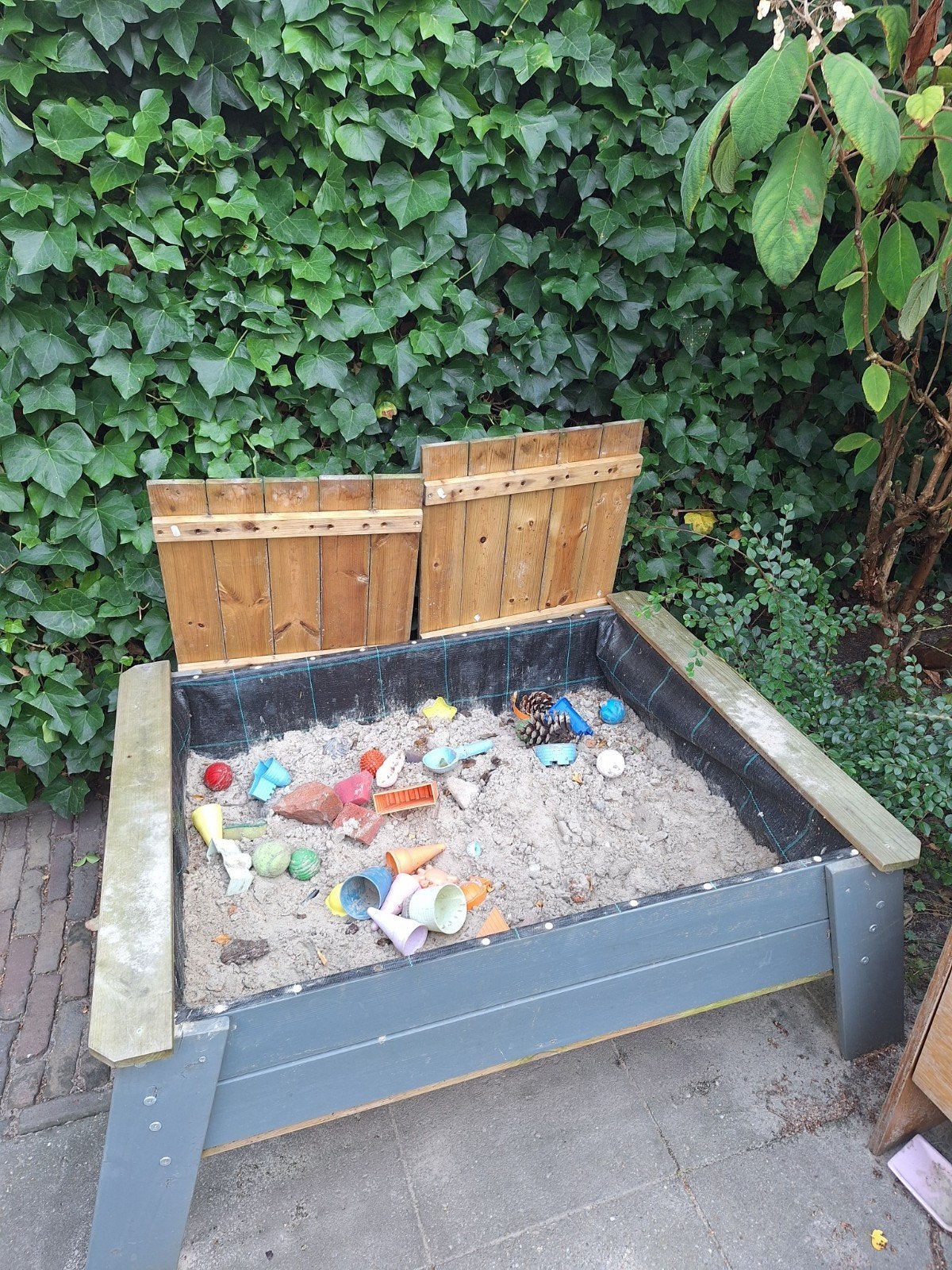 Zandbak met deksel en speelgoed, Ophalen, Gebruikt