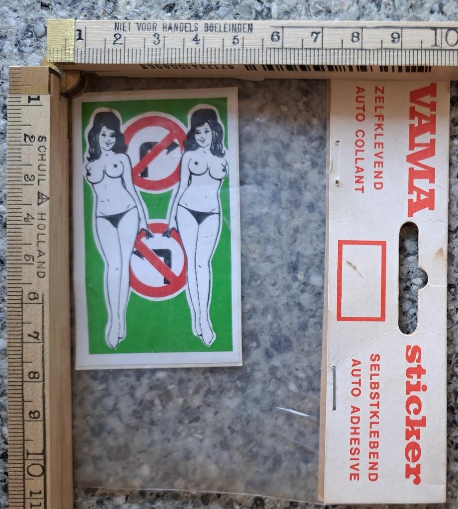 Vintage sticker Vama strip blote borsten vrouwen verboden, Verzamelen, Stickers, Zo goed als nieuw, Ophalen of Verzenden
