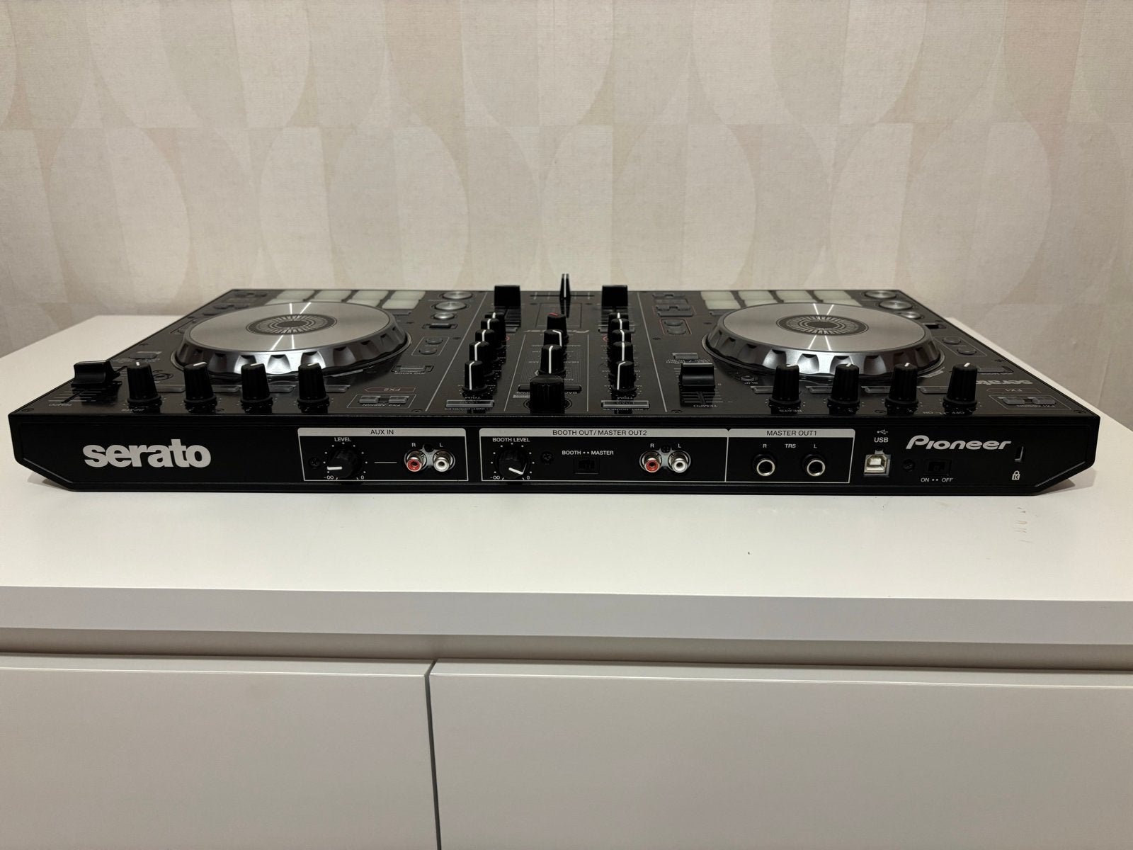 Foto 4 van Pioneer DDJ-SR DJ Controller (evt met complete set-up)