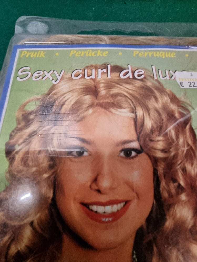 pruik blond lang haar krullend, Ophalen of Verzenden, 'T Olde Gre-j, Info@toldegrej.nl, Endepoelstraat 20f Didam