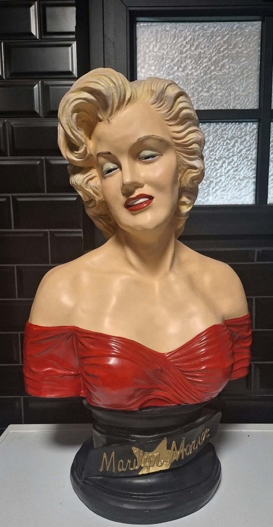 Buste Marilyn Monroe, Ophalen