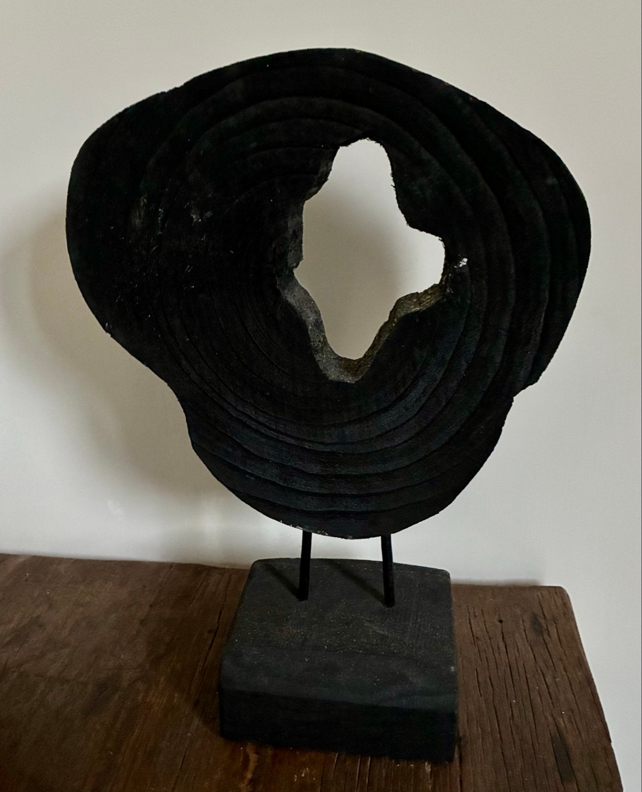 Abstracte houten sculptuur op sokkel, Ophalen of Verzenden, Op sokkel, Beeld, 20 - 50 cm