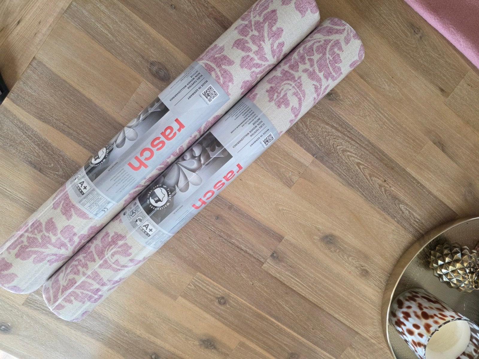 Rasch Vliesbehang met Barok Patroon - Roze/Wit, Huis en Inrichting, Stoffering | Behang, Ornamentaal, Rasch, Ophalen of Verzenden