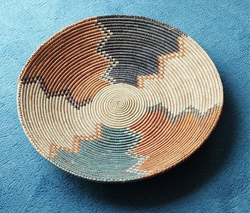 Hand-geweven spiraalvormige mand; diameter van liefst 37 cm, Huis en Inrichting, Geribbeld, Mand, Rond, Ophalen of Verzenden