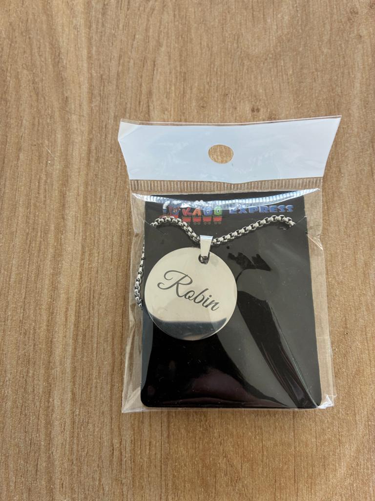 Nieuwe RVS ketting met gegraveerde Robin plaat hanger, Nieuw, Ophalen of Verzenden, Zilver, Overige materialen