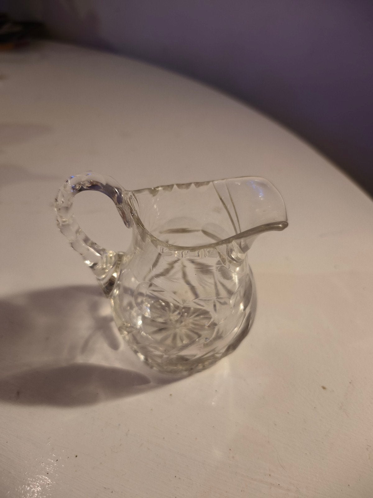Antiek glazen melkkannetje met geslepen decoratie, Ophalen of Verzenden