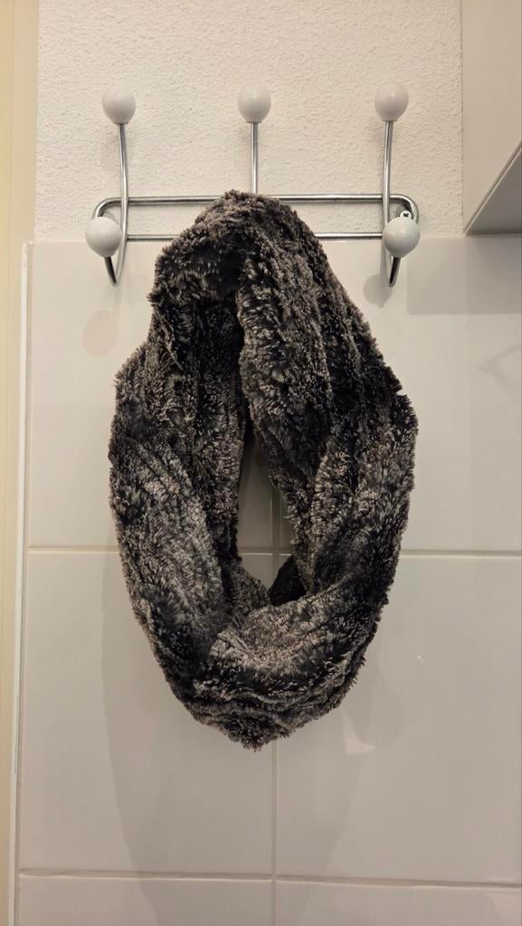 Zachte faux fur sjaal - Grijs/zwart, Maat 38/40 (M), Ophalen of Verzenden, Sjaal, Onbekend