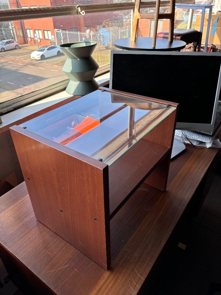 HOUTEN DISPLAYREK MET GLAZEN BLAD CS26700, Ophalen, Minder dan 45 cm, Minder dan 55 cm, Gebruikt