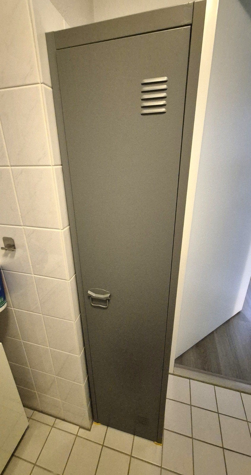 Smalle grijze lockerkast met planken, Huis en Inrichting, Ophalen, Gebruikt, Modern en functioneel