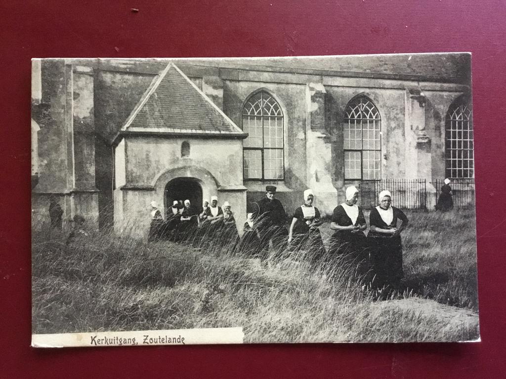 Oude Ansichtkaart Kerkuitgang Zoutelande Zeeland, Verzamelen, Ansichtkaarten | Nederland, Ophalen of Verzenden, Voor 1920, Gelopen
