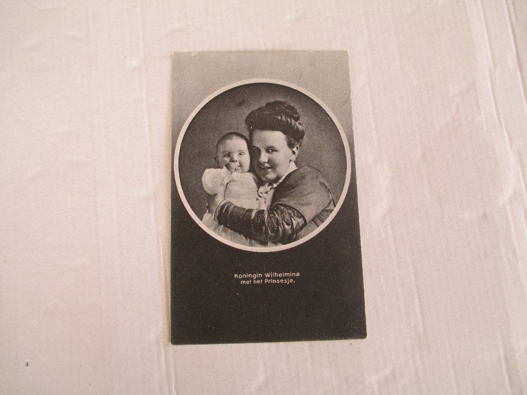 oude ansichtkaart koningin wilhelmina met het prinsesje, Ophalen of Verzenden, Gebruikt, Kaart, Foto of Prent