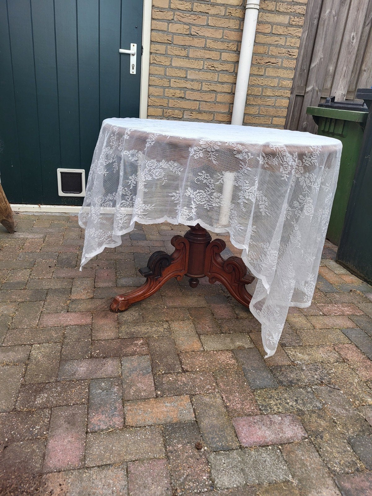 antieke tafel met sierlijke poot, Ophalen