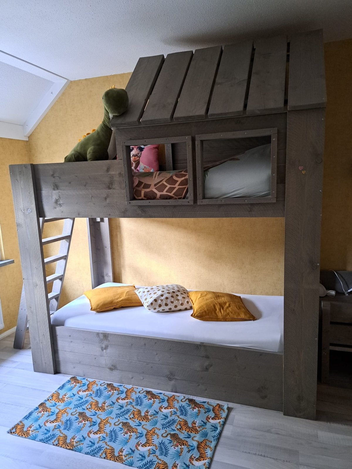 Steigerhout stapelbed, kledingkast en speeltafel met stoelt, Ophalen, Zo goed als nieuw, Stapelbed