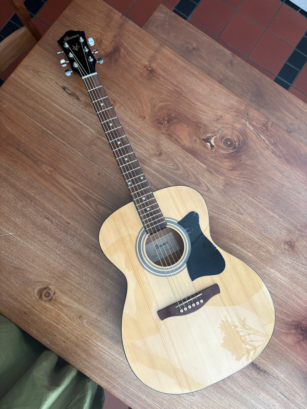 Ibanez Westerngitaar met accessoires en hoes, Ophalen, Zo goed als nieuw, Western- of Steelstringgitaar, Met koffer