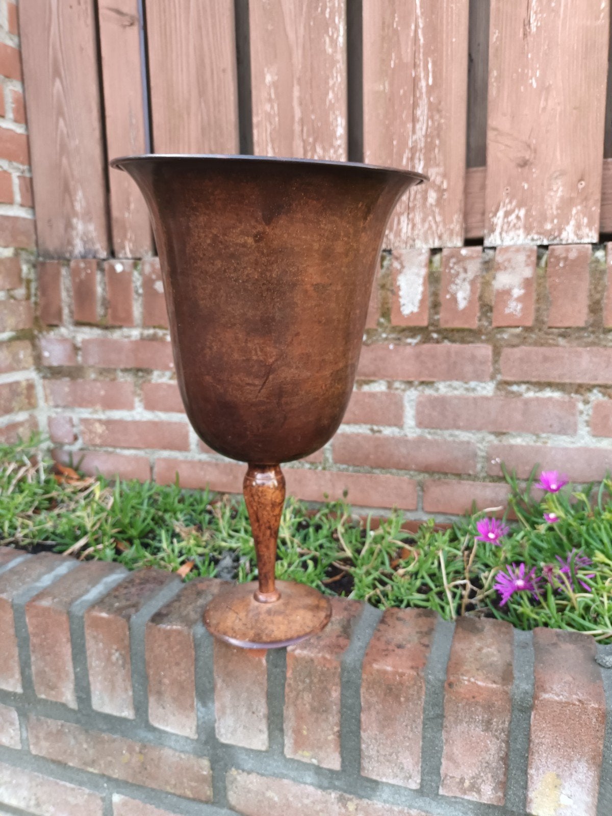 metalen bloempot op voet, Ophalen, Gebruikt