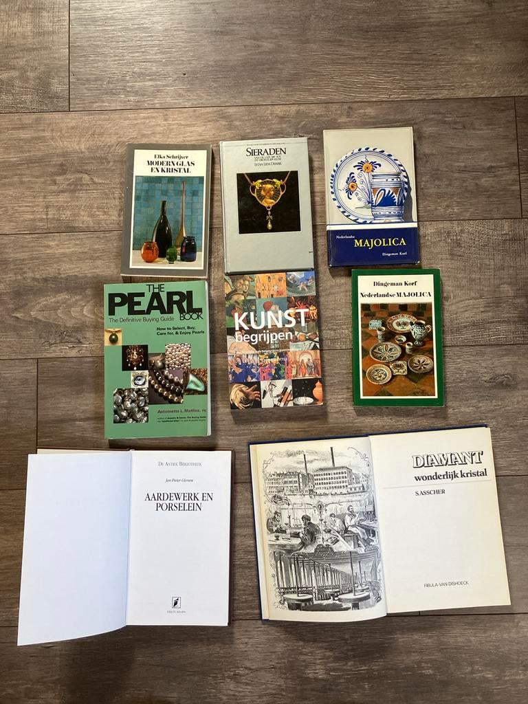 Diverse kunst- en antiekboeken: glas, sieraden, majolica, Boeken, Ophalen of Verzenden, Gelezen
