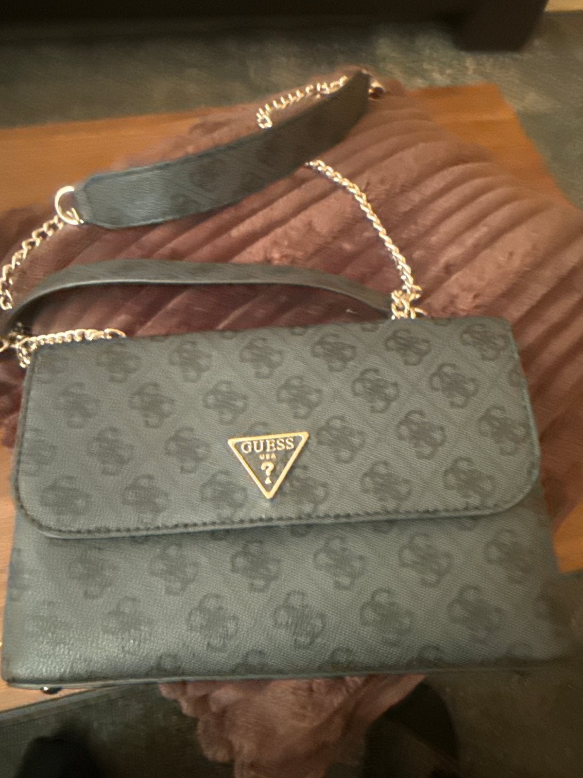 Guess handtas zwart met goudkleurige details, Ophalen of Verzenden, Zo goed als nieuw, Zwart, Handtas