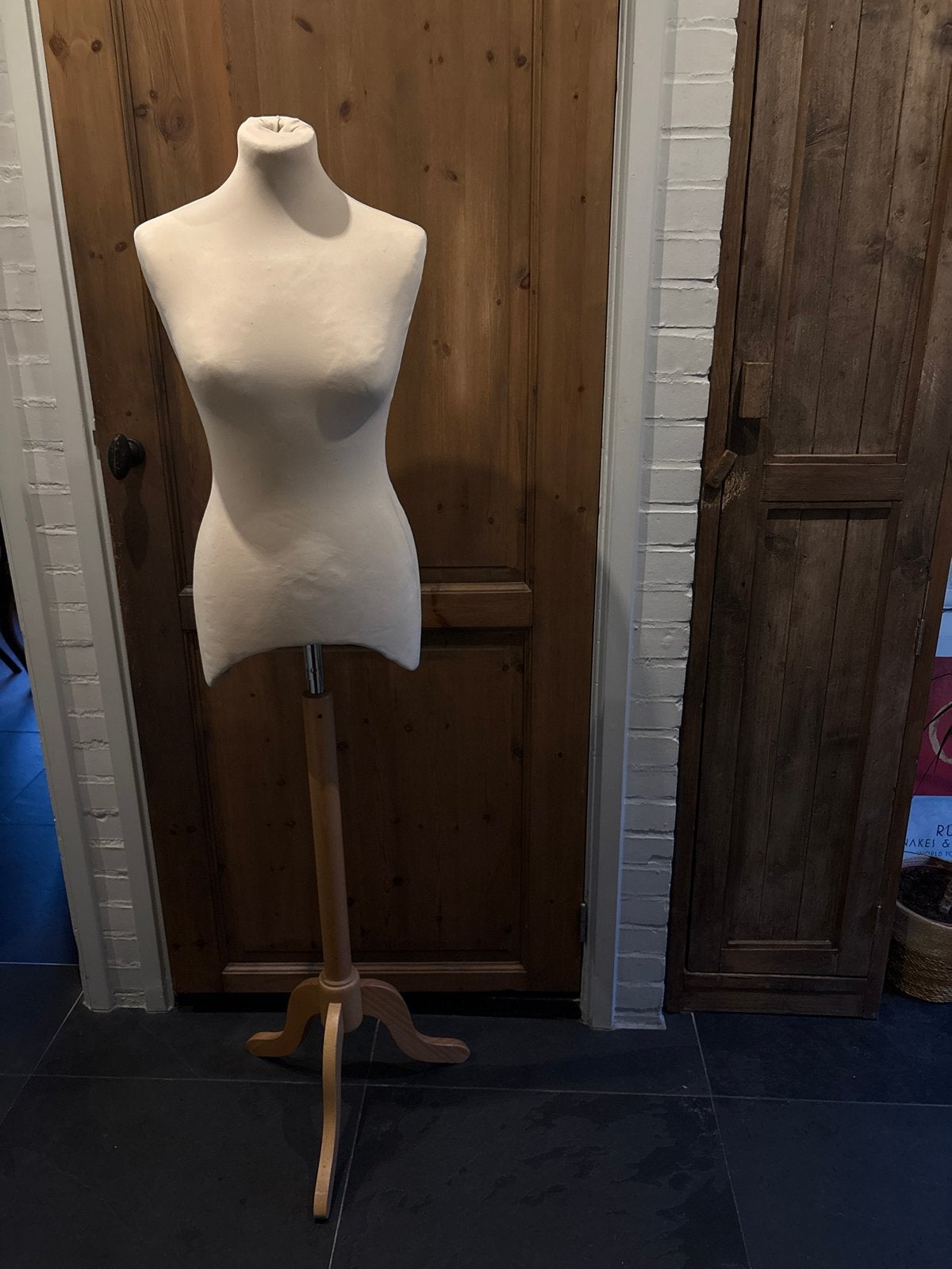 Paspop / Etalagepop - Crèmekleurig met Houten Voet, Kleding | Dames, Overige Dameskleding, Ophalen, Zo goed als nieuw