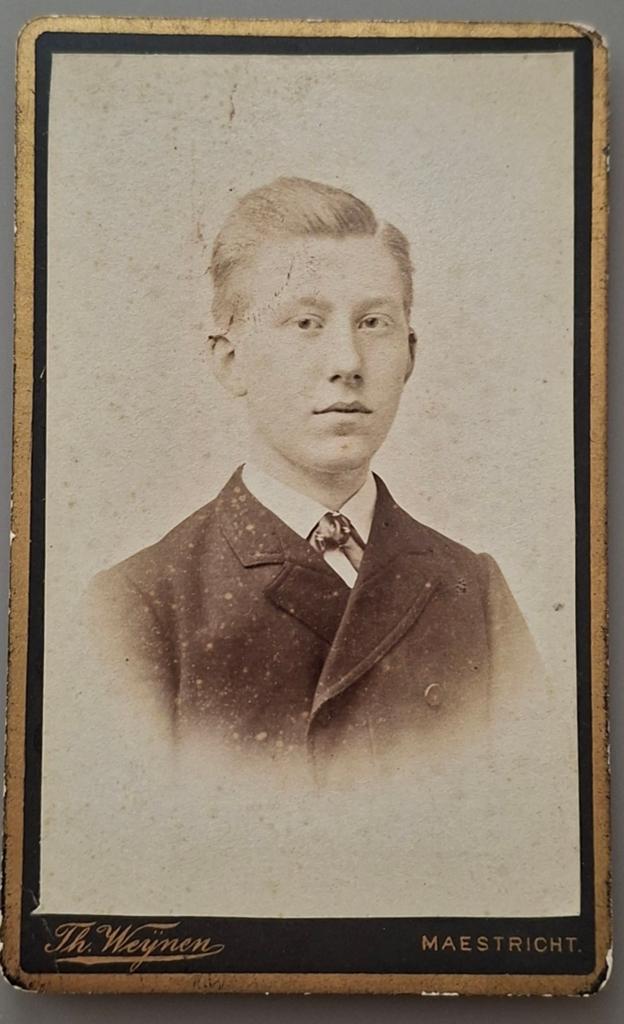 260 cdv jongen Maastricht fotograaf TH. Weynen, Ophalen of Verzenden, Voor 1940, Gebruikt, Kind
