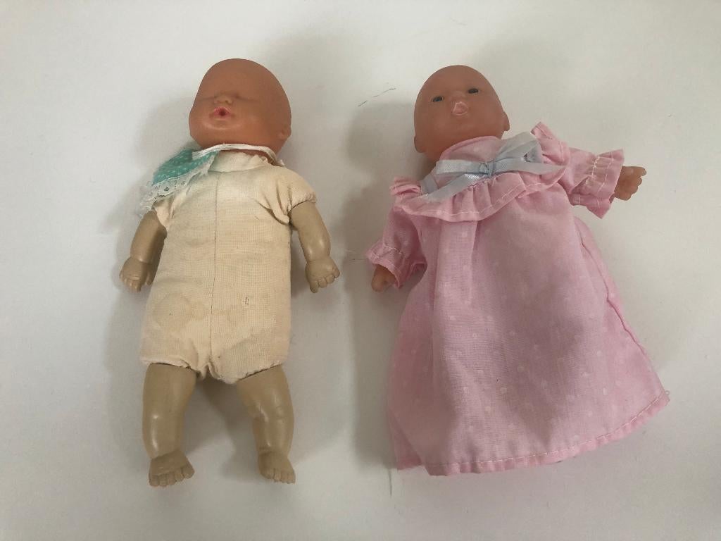 B097 Kleine babypop pop. Oud maar niet antiek (de linker), Ophalen of Verzenden, Gebruikt, Pop