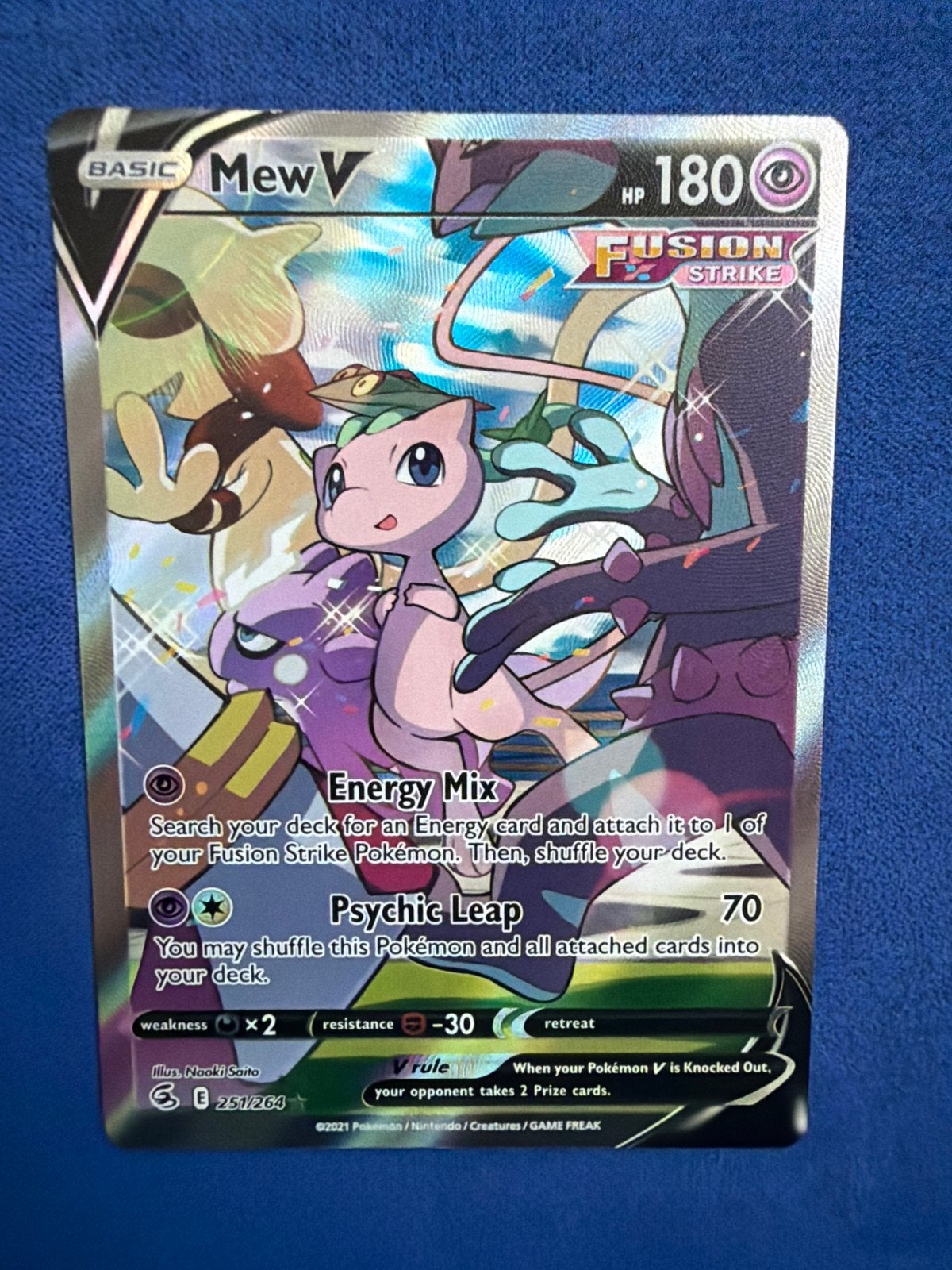 Mew V Pokémon kaart - Fusion Strike 251/264, Hobby en Vrije tijd, Verzamelkaartspellen | Pokémon, Ophalen of Verzenden, Zo goed als nieuw