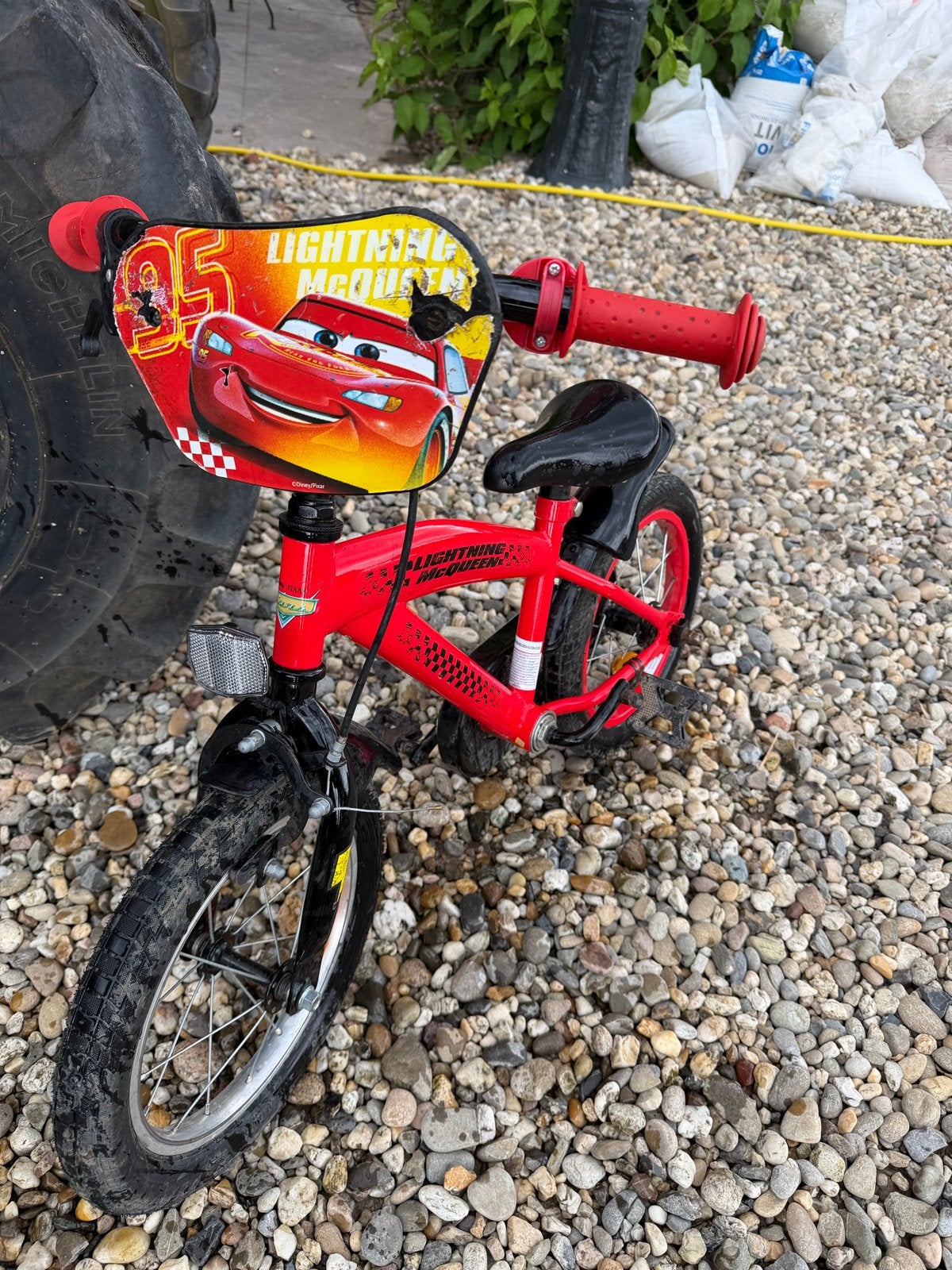 Disney Cars Kinderfiets - Bliksem McQueen 18 inch, Fietsen en Brommers, Fietsen | Kinderfietsjes, Ophalen, Terugtraprem, Zijwieltjes