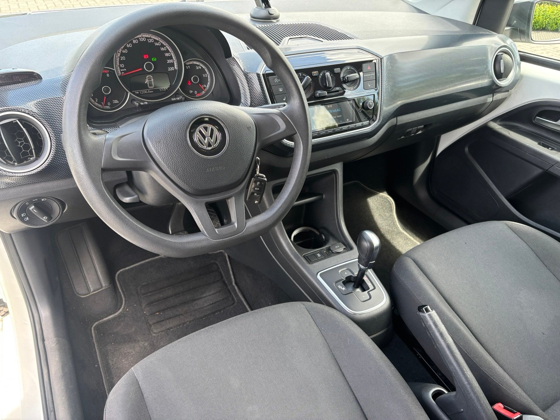Volkswagen UP! 1.0 BMT high up! | Automaat | Airco | Stoelve, Gebruikt, 840 kg, 4 stoelen, Wit