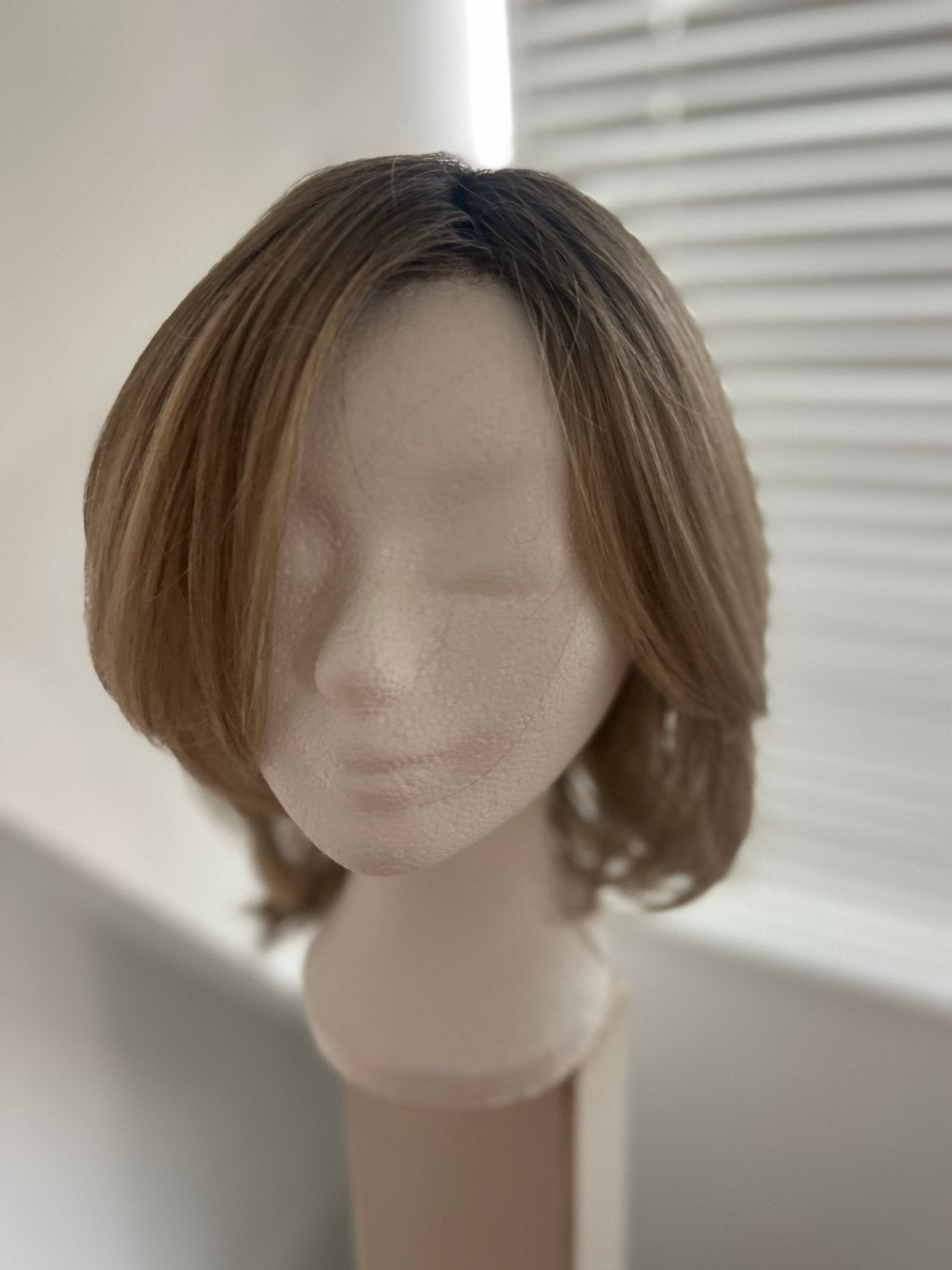 Professionele Korte blonde pruik met donkere aanzet, Ophalen of Verzenden, Zo goed als nieuw, Pruik of Haarverlenging