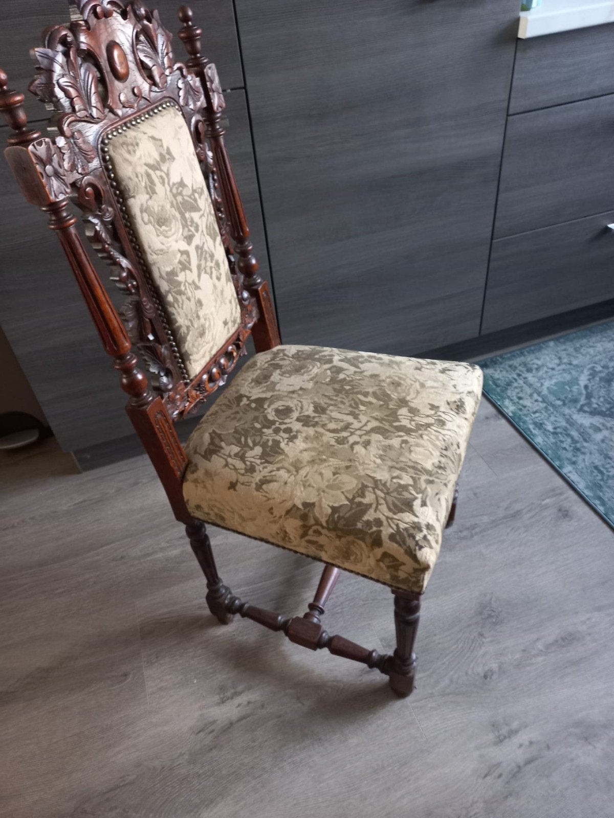 4 antieke Lodewijk XIII stijl eetkamerstoelen | rijk houtsni, Antiek en Kunst, Ophalen