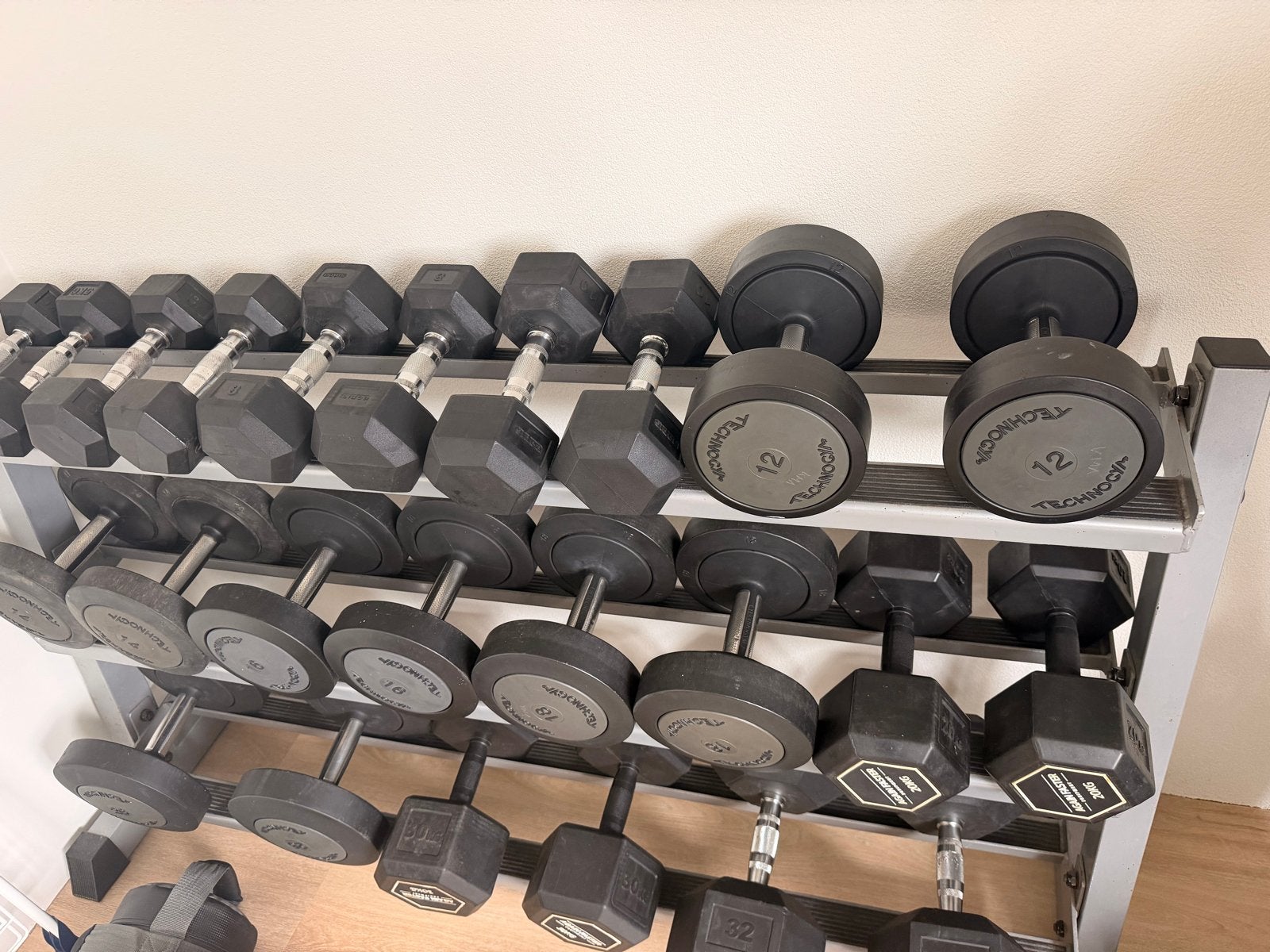 Dumbbell set met rek - Technogym, Sport en Fitness, Ophalen of Verzenden, Gebruikt, Armen, Halterset